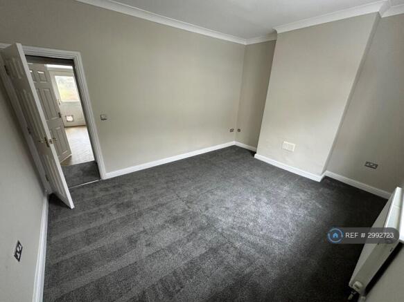 2 bed Terraced to rent Image 5