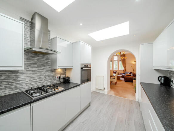 3 bed Apartment for sale Image 6