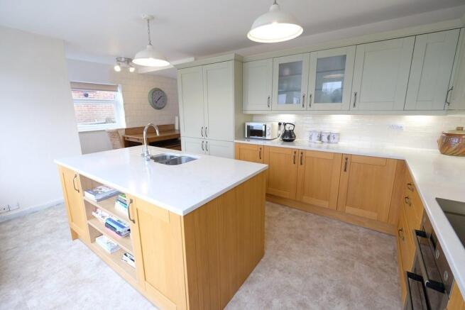 KITCHEN/DINING ROOM