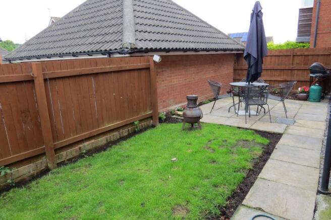 SMALL EASILY MAINTAINED PATIO GARDEN