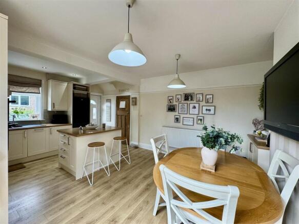 3 bed Semi-Detached for sale Image 8