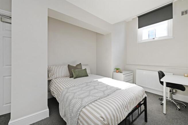 4 bed Apartment to rent Image 7