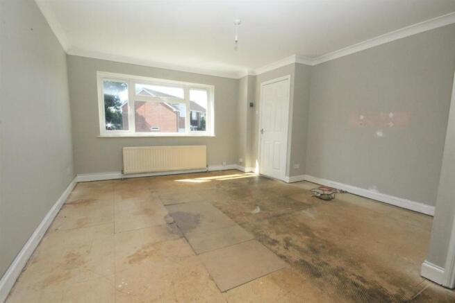 LOUNGE / DINING ROOM