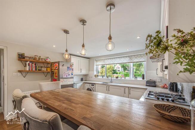 2 bed Apartment for sale Image 4
