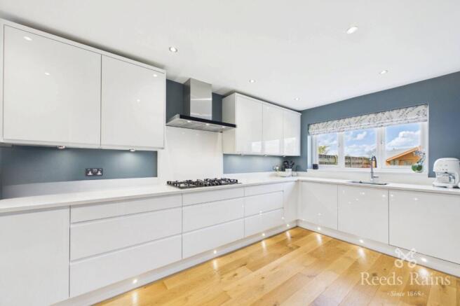 4 bed Detached for sale Image 5