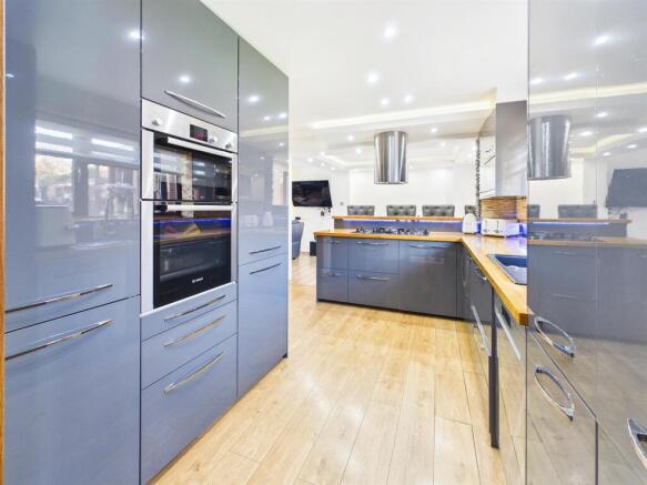 OPEN PLAN KITCHEN/DINING ROOM
