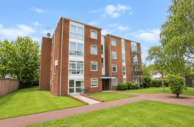 2 bed flat to rent Woodcote Road, London SM6.