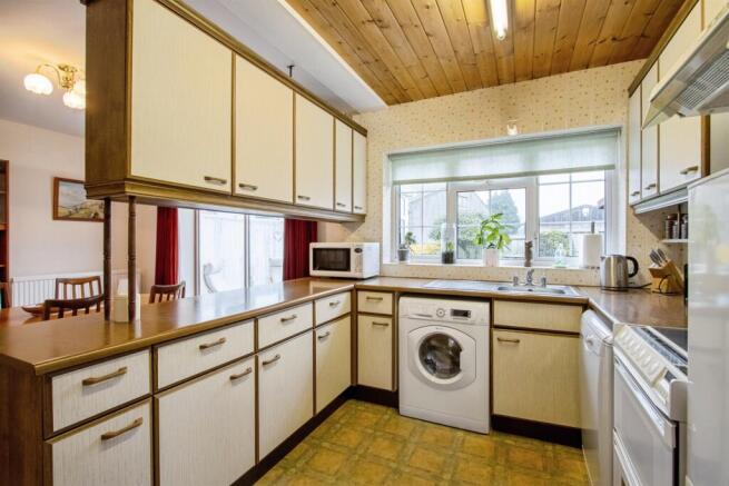 4 bed Detached for sale Image 5