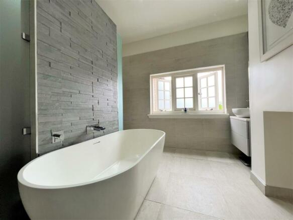 bed one ensuite.jpg
