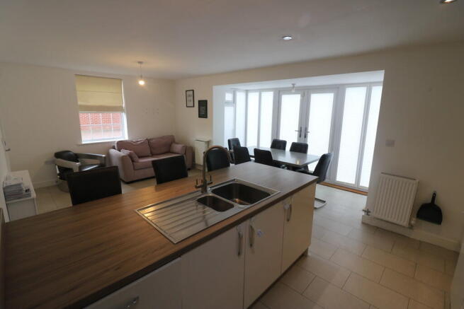 5 bed Detached to rent Image 5