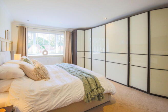 5 bed Detached for sale Image 9