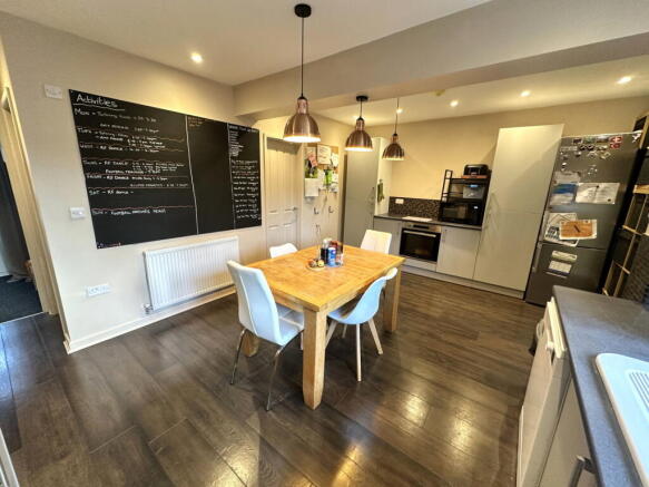 5 bed Semi-Detached for sale Image 9