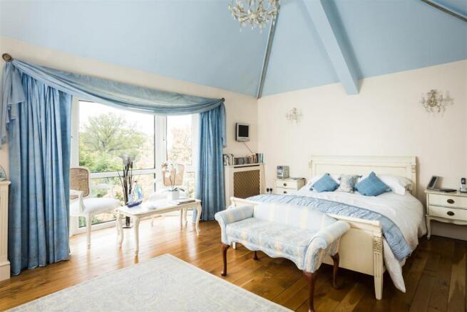 MASTER BEDROOM SUITE