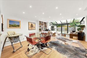 18, Crammond Close, London W6 8QS