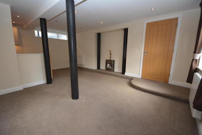 georgian crystal house apt 1 lounge.JPG