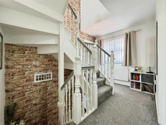 5 bed Detached for sale Image 9