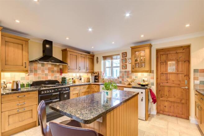 KitchenBreakfastRoomV1.jpg