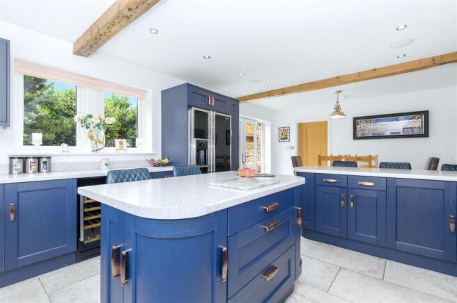 5 bed Detached for sale Image 9