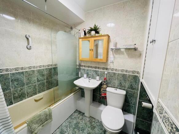 2 bed Apartment for sale Image 10