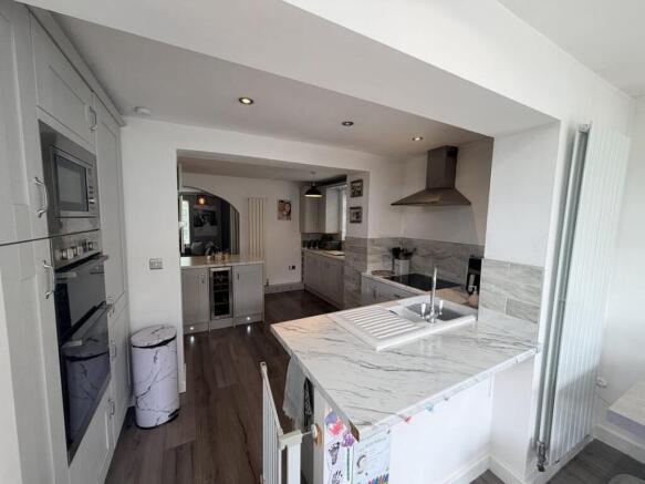 3 bed Semi-Detached for sale Image 6