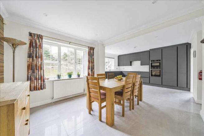 KITCHEN / DINING