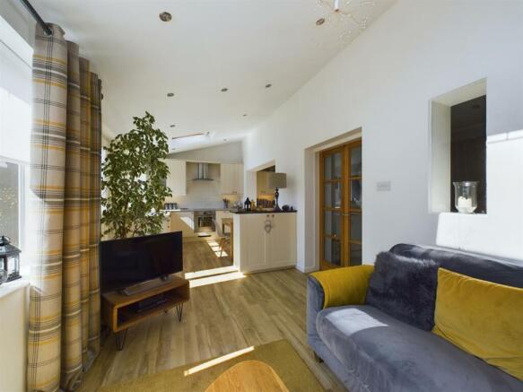 OPEN PLAN LIVING AREA