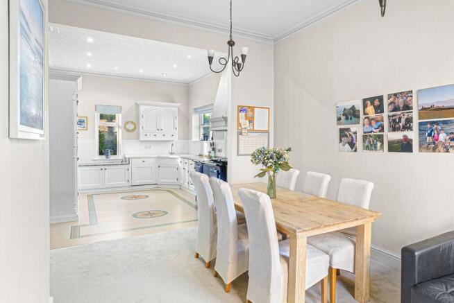 5 bed House for sale Image 7
