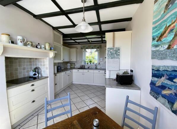 Kitchen/Dining Room: