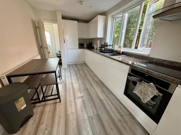 3 bed Semi-Detached for sale Image 6