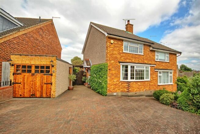 LARGE GATED DRIVEWAY
