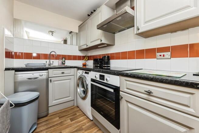 2 bed Flat for sale Image 6