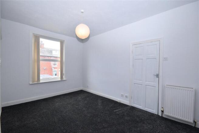 2 bed Terraced to rent Image 5