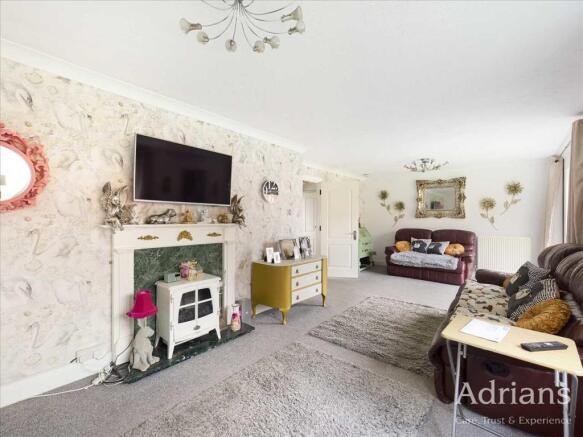 LOUNGE / DINING ROOM