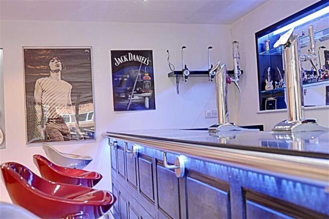 GAMES ROOM / BAR / HOME OFFCE