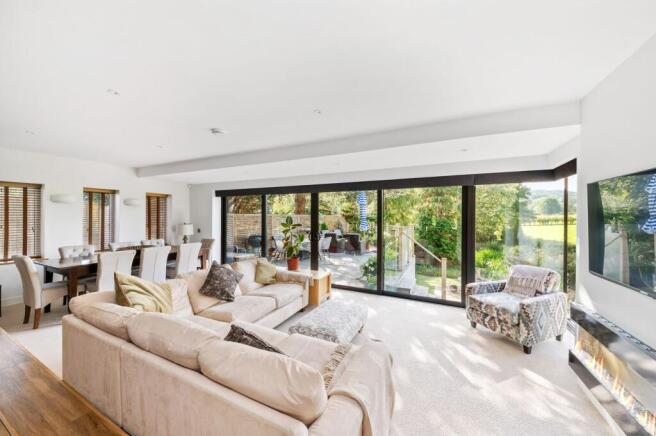 5 bed Detached for sale Image 4