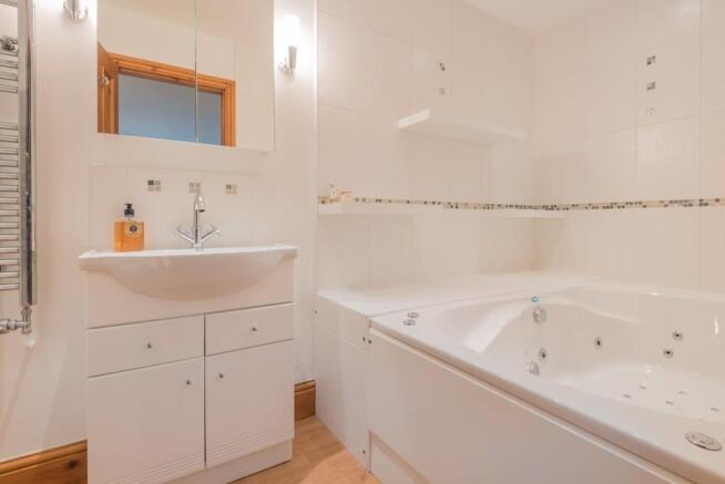 Huge jacuzzi ensu...