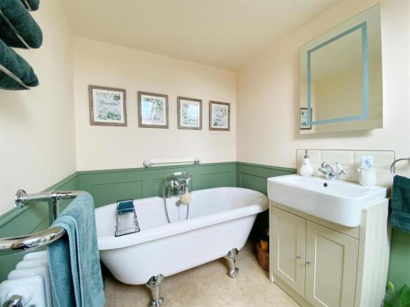 Family Bathroom pic 1.jpg