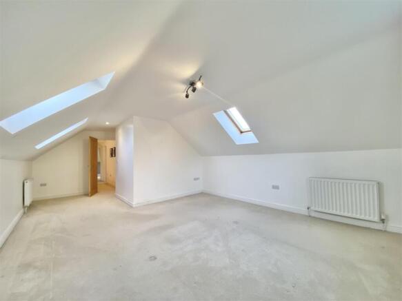 4 bed Detached for sale Image 11