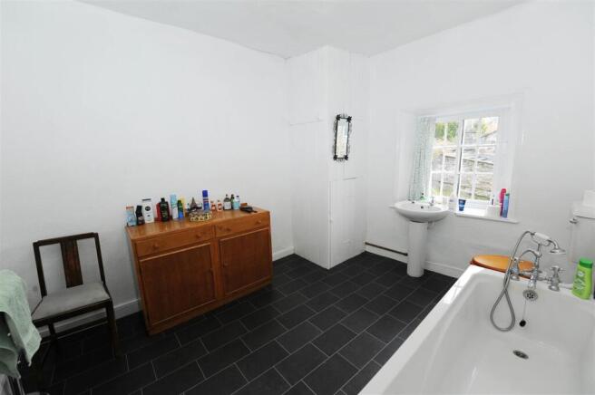 4 bed Detached for sale Image 8
