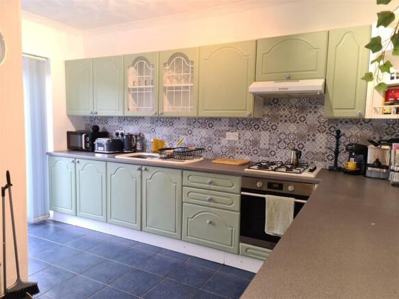 50 Mary St - Kitchen 1.jpg
