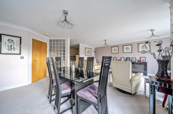 3 bed Flat for sale Image 9