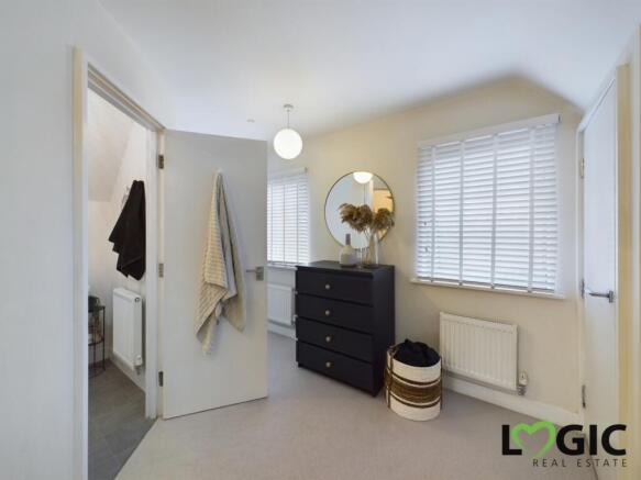 bedroom 1 en suite area