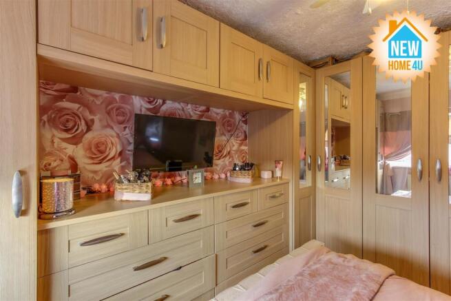 MAIN BEDROOM: