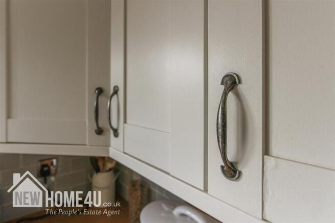 KITCHEN / BREAKFAST: