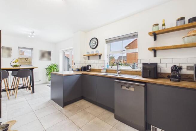 CAM03162G0-PR0418-STILL001