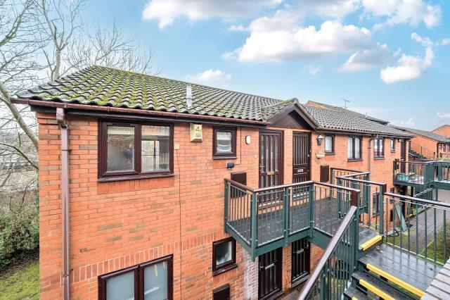 Studio flat on Wyatt Close, High Wycombe, £125,000
