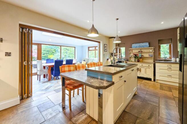 4 bed House for sale Image 8