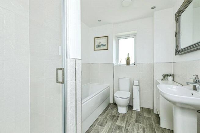 4 bed Detached for sale Image 5