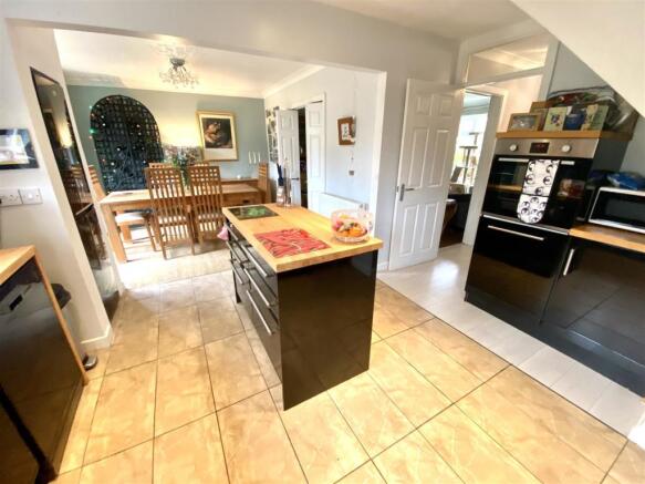 KITCHEN/DINING ROOM