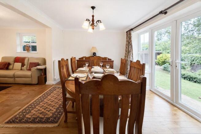5 bed Detached for sale Image 7
